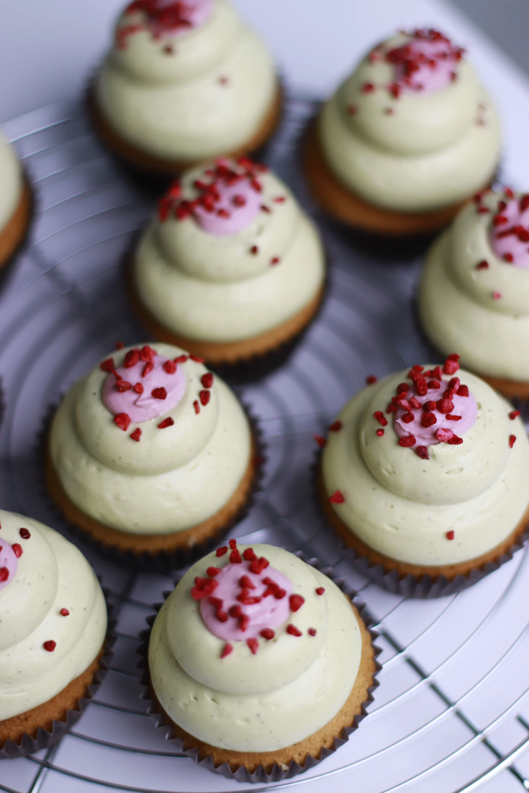 Pistacijų aviečių keksiukai 2