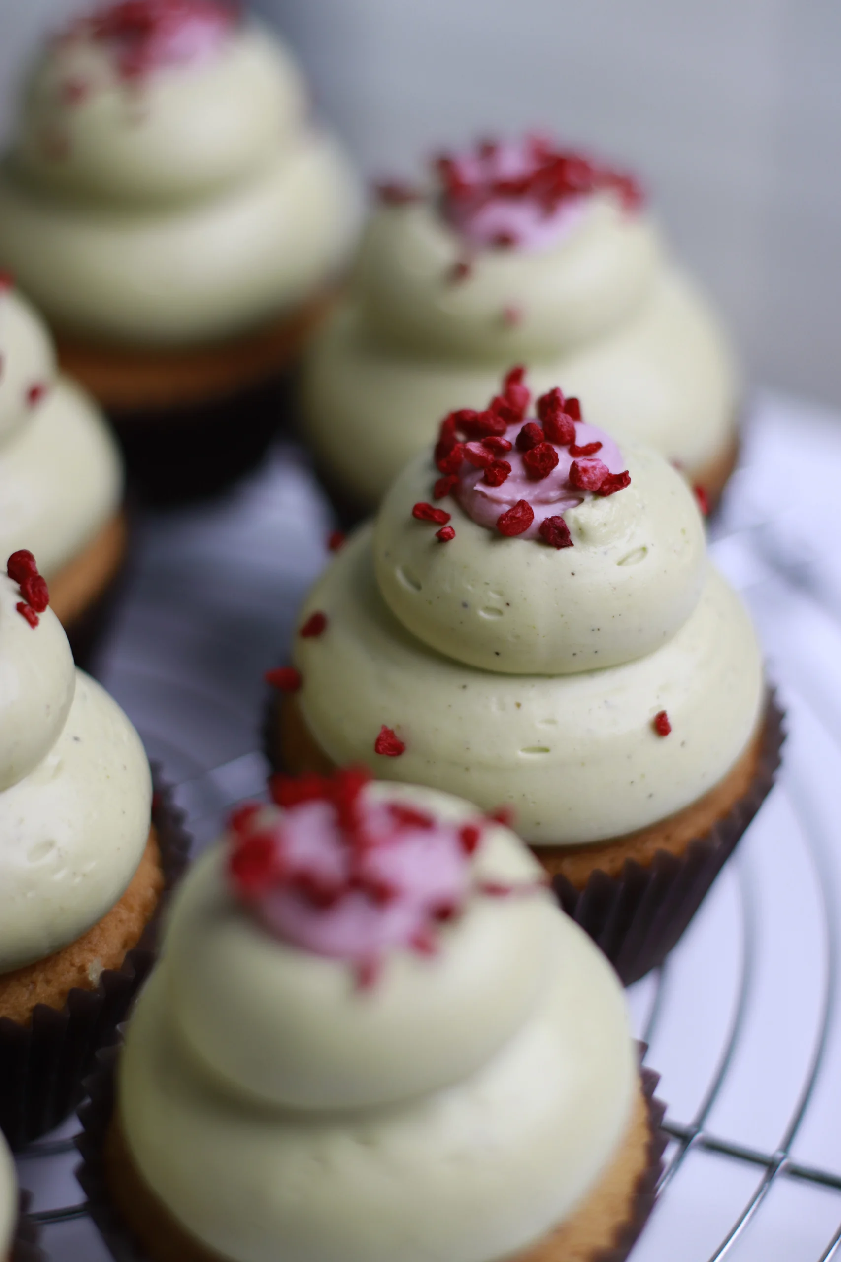 Pistacijų aviečių keksiukai 5