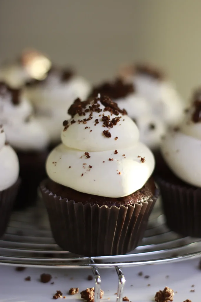 Šokoladinių keksiukų su vyšnių įdaru receptas