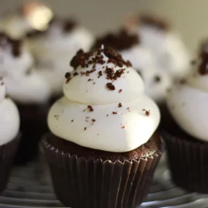 Šokoladinių keksiukų su vyšnių įdaru receptas