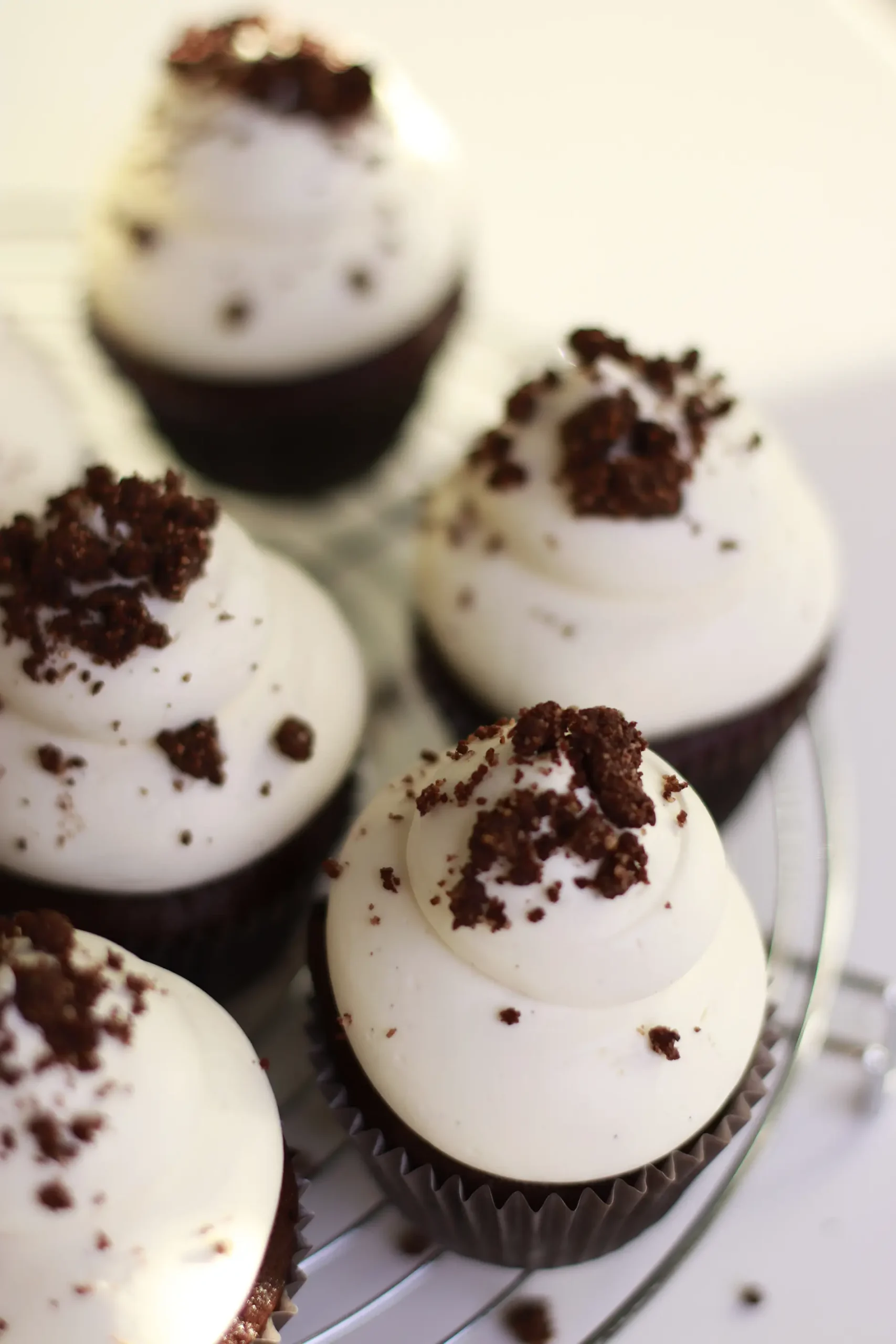 Šokoladinių keksiukų su vyšnių įdaru receptas