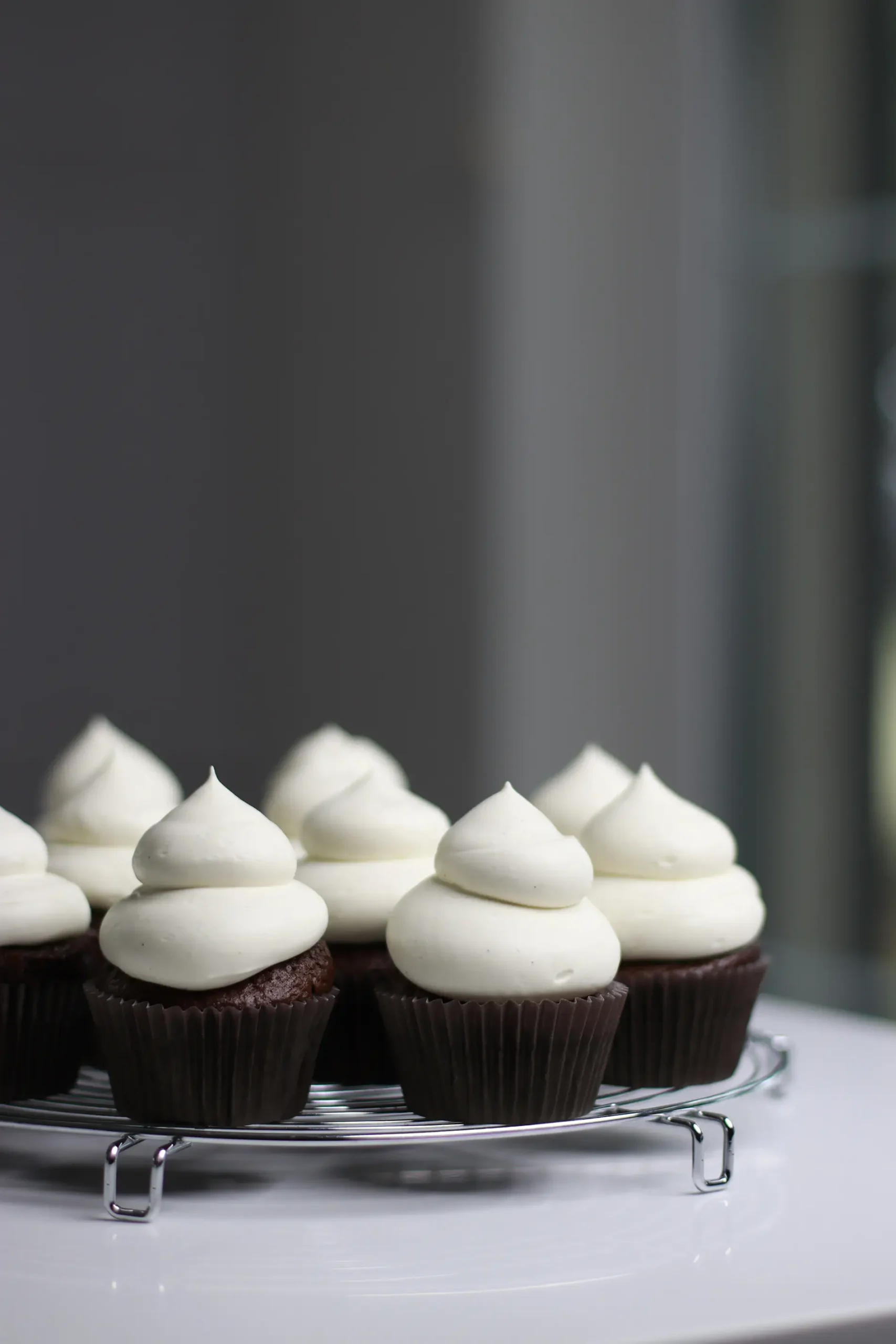 Šokoladinių keksiukų su vyšnių įdaru receptas