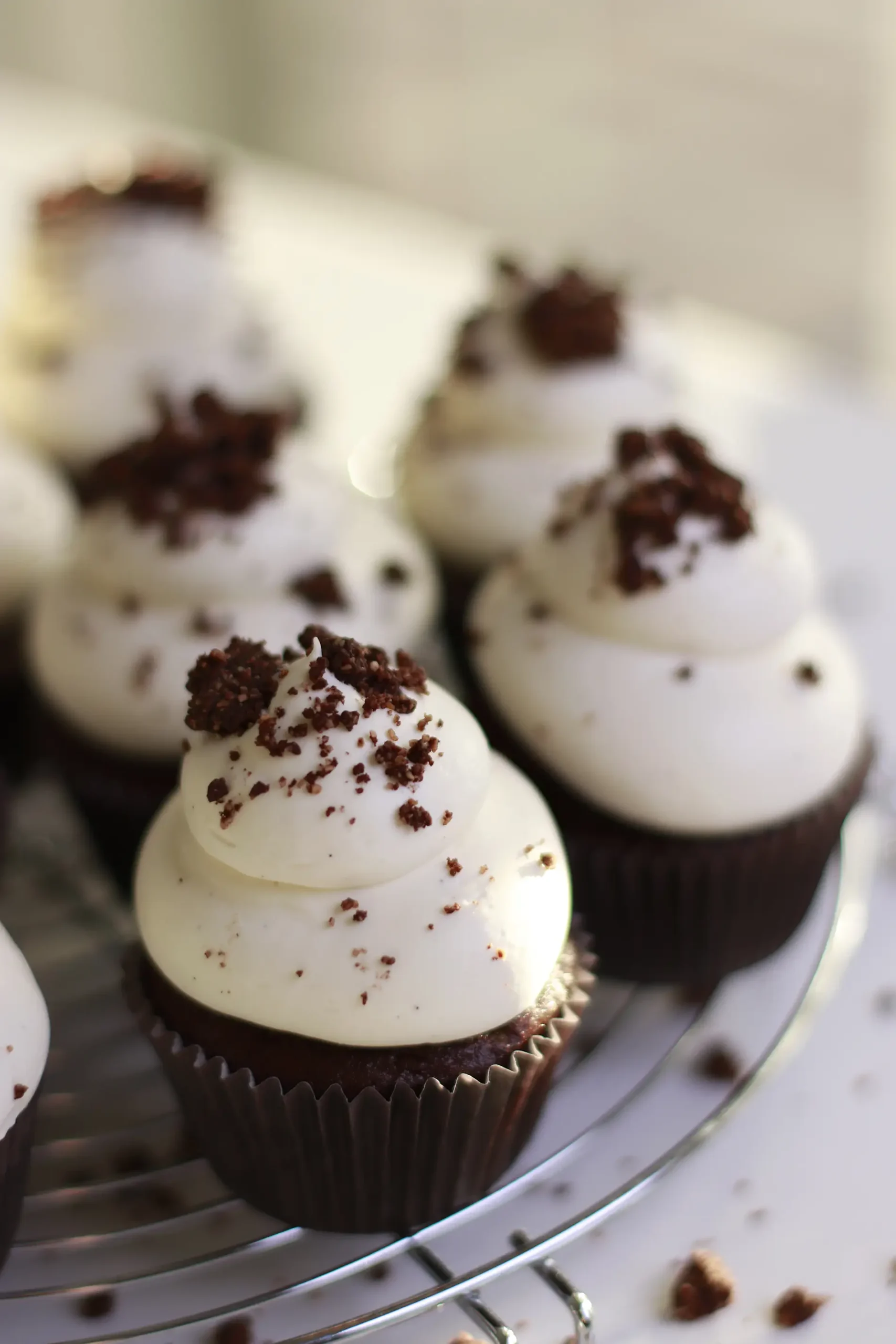 Šokoladinių keksiukų su vyšnių įdaru receptas