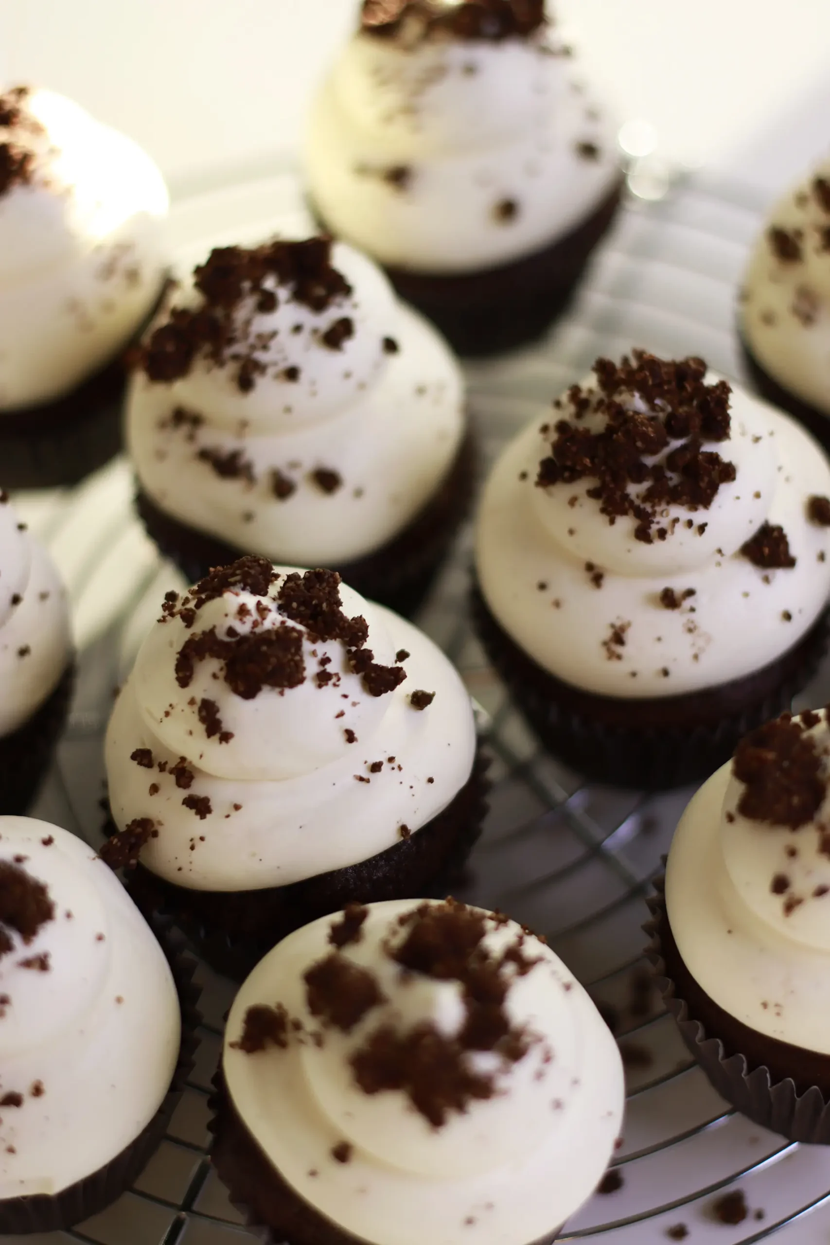 Šokoladinių keksiukų su vyšnių įdaru receptas