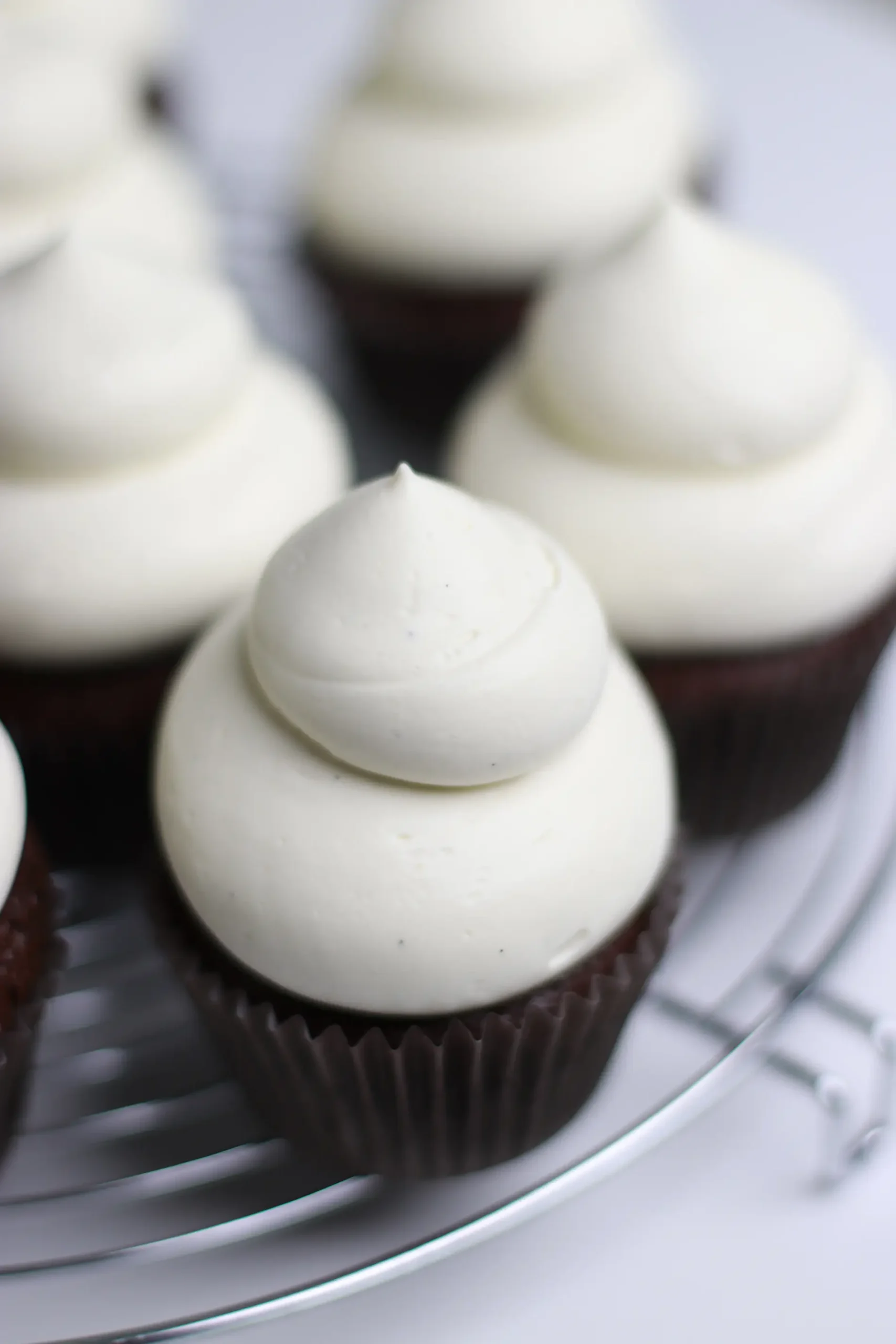 Šokoladinių keksiukų su vyšnių įdaru receptas