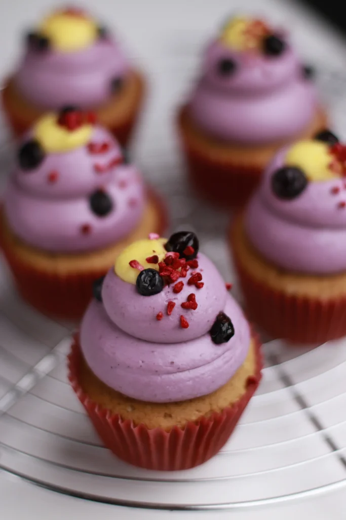 Juodųjų serbentų su apelsinų kurdo įdaru keksiukų receptas