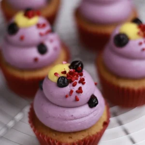 Juodųjų serbentų su apelsinų kurdo įdaru keksiukų receptas