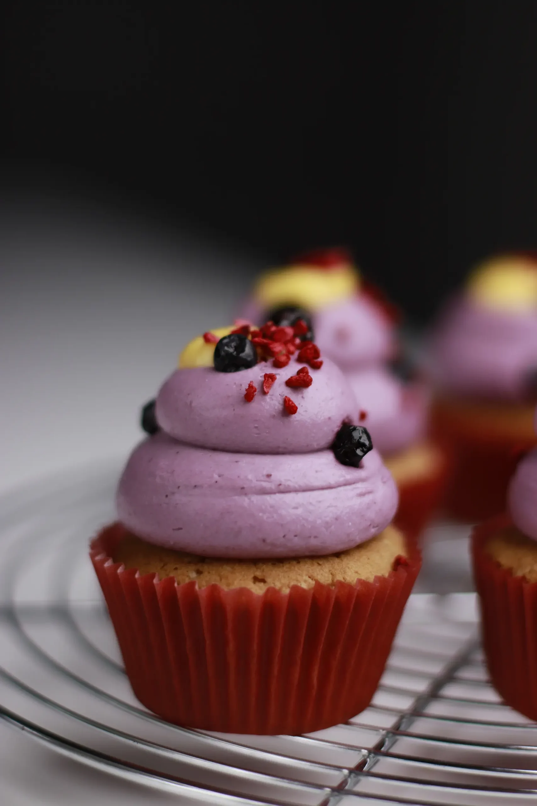 Juodųjų serbentų su apelsinų kurdo įdaru keksiukų receptas