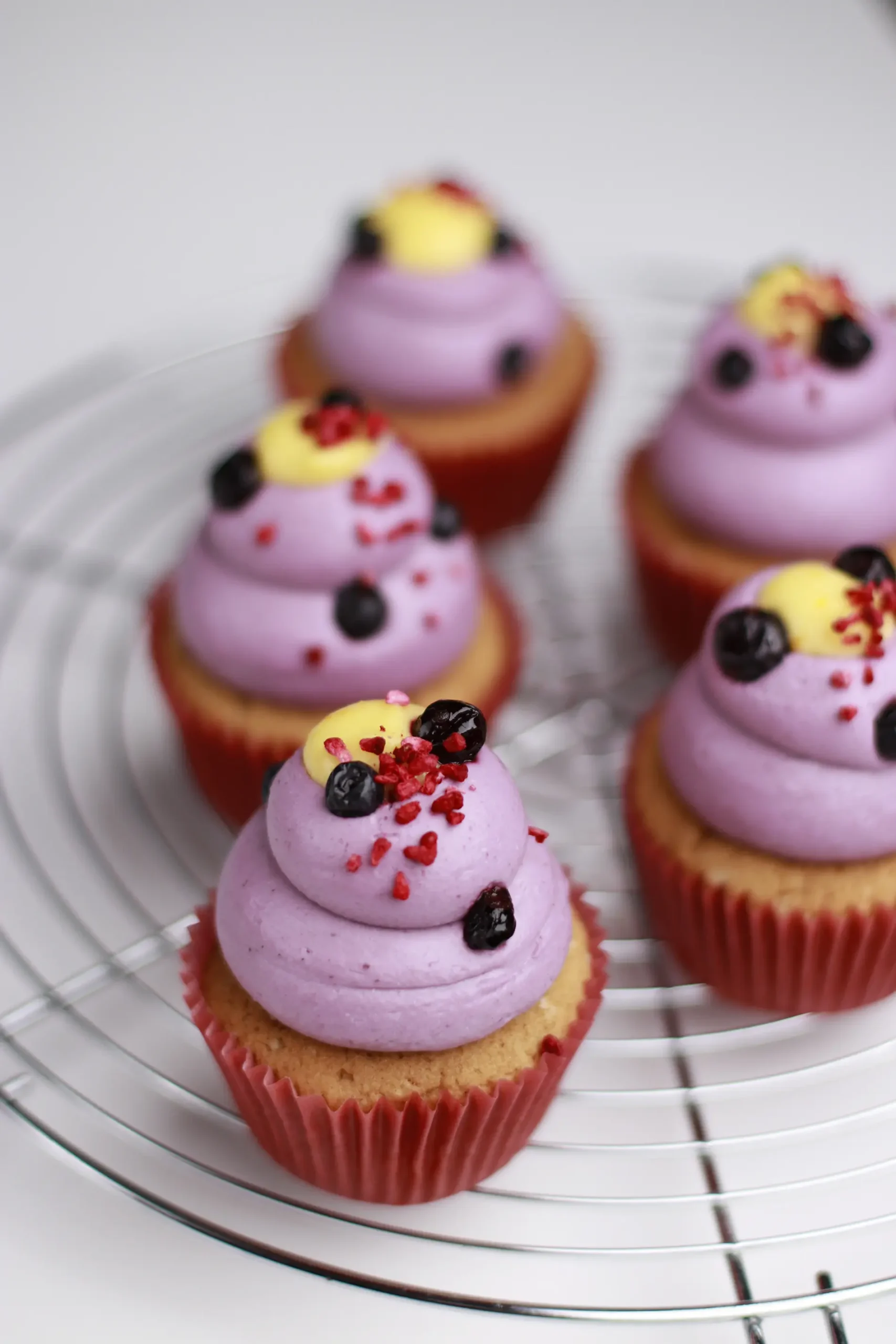 Juodųjų serbentų su apelsinų kurdo įdaru keksiukų receptas