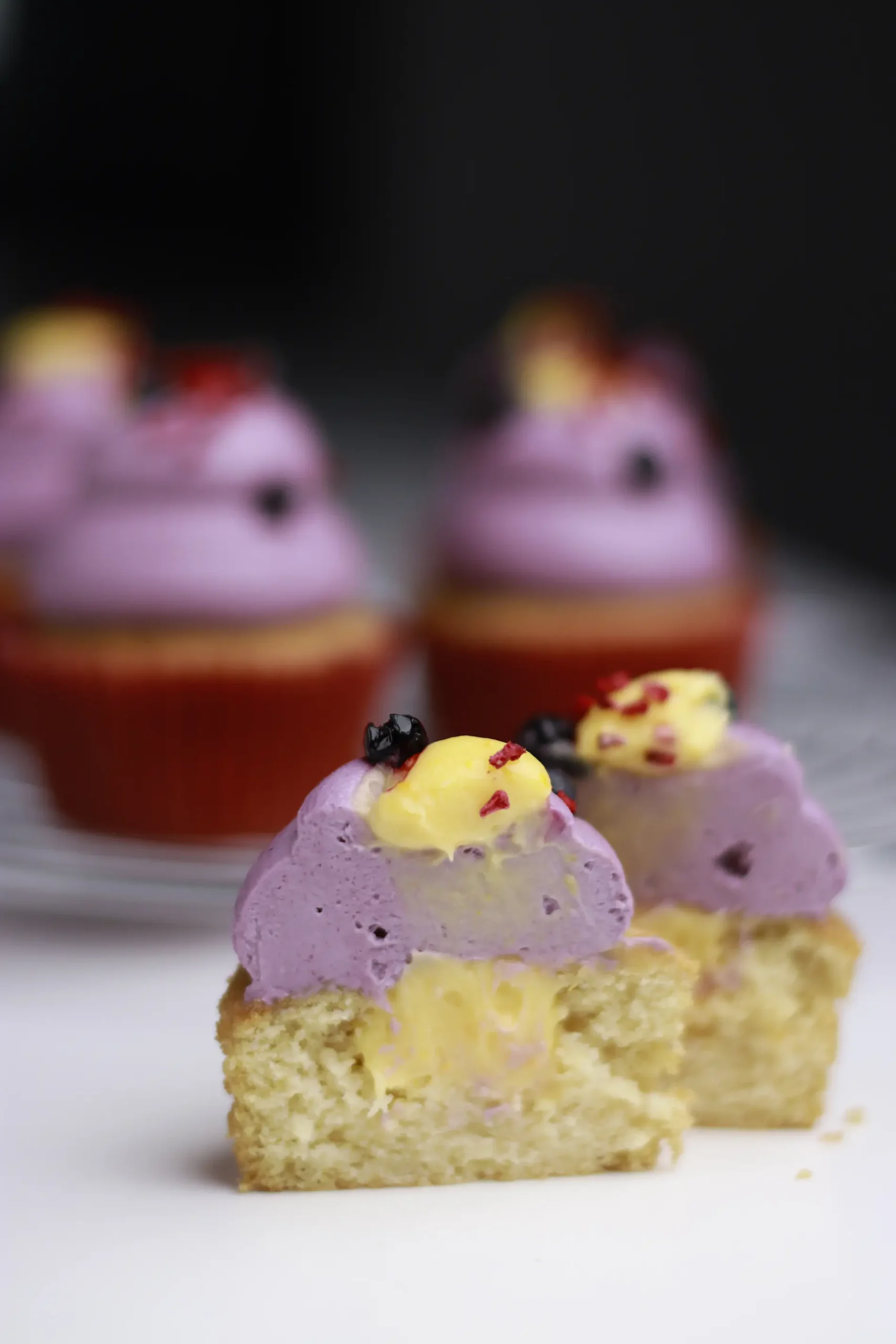 Juodųjų serbentų su apelsinų kurdo įdaru keksiukų receptas